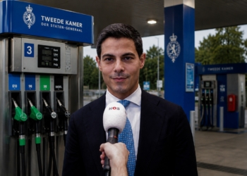‘Brandstofboete vanaf deze datum ingevoerd: Nederland moet elektrisch’