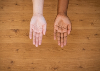 Kijk goed naar je handen en nagels: deze 4 signalen mogen nooit genegeerd worden