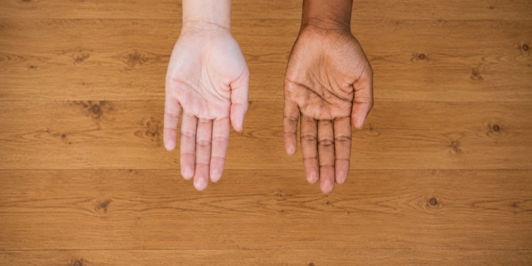 Kijk goed naar je handen en nagels: deze 4 signalen mogen nooit genegeerd worden