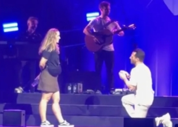 Huwelijksaanzoek tijdens het concert loopt heel anders dan verwacht