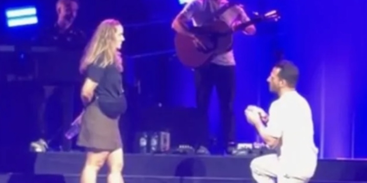 Huwelijksaanzoek tijdens het concert loopt heel anders dan verwacht