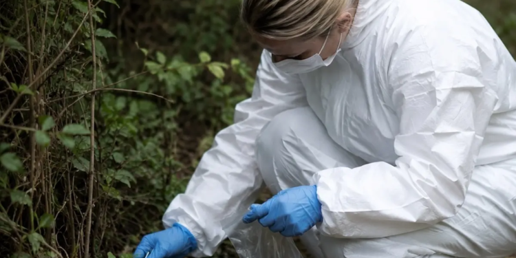 Overleden kind met handdoek om de nek aangetroffen in struik