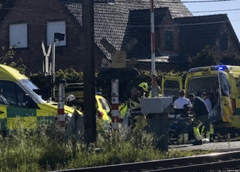 Heftig: meerdere doden bij zware botsing tussen trein en schoolbus
