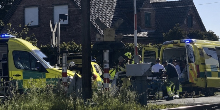 Heftig: meerdere doden bij zware botsing tussen trein en schoolbus
