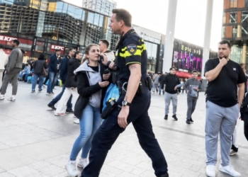 Schokkende beelden: agent schopt vrouw keihard onderuit