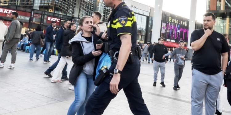 Schokkende beelden: agent schopt vrouw keihard onderuit