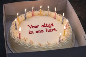 Hij kreeg pas zijn eerste verjaardagstaart toen hij al 40 dagen begraven was