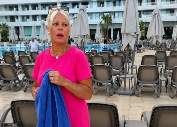 Britse vrouw neemt wraak op mensen die ligbedjes bezet houden en geeft ze onaangename verrassing