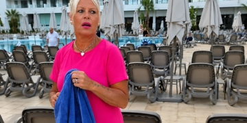 Britse vrouw neemt wraak op mensen die ligbedjes bezet houden en geeft ze onaangename verrassing