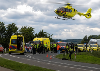 Auto rijdt in op fietsende scholieren: ambulances en trauma helicopter ingezet