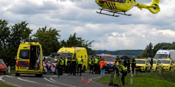 Auto rijdt in op fietsende scholieren: ambulances en trauma helicopter ingezet