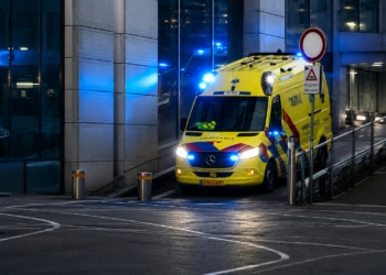 Net binnen: bekende Nederlandse presentator (75) getroffen door beroerte