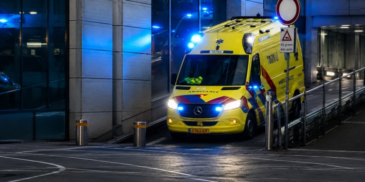 Net binnen: bekende Nederlandse presentator (75) getroffen door beroerte