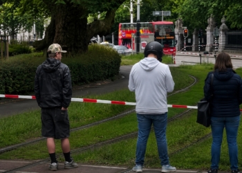 NET BINNEN: ‘Gijzeling van bus in Amsterdam. Hulpdiensten massaal uitgerukt!’
