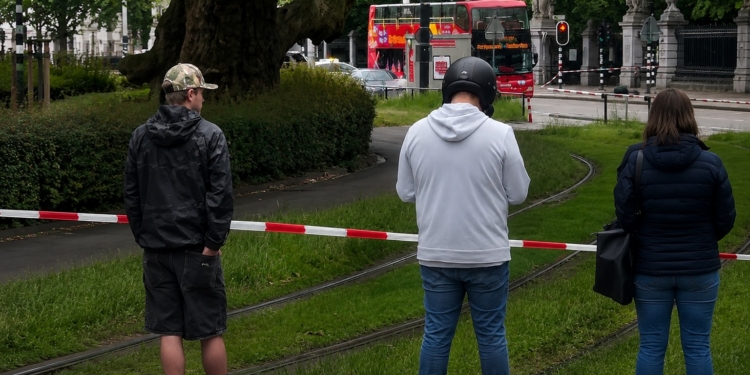 NET BINNEN: ‘Gijzeling van bus in Amsterdam. Hulpdiensten massaal uitgerukt!’