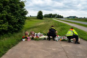 Bizar: auto vliegt wéér uit de bocht en scheurt recht op rouwenden af bij rampplek