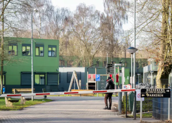 AZC blijft open ondanks geplande sluiting: bouw van 542 starterswoningen uitgesteld