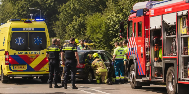 Hartverscheurend: twee jonge kinderen van 2 en 4 jaar achtergelaten in snikhete auto, hulp kwam te laat