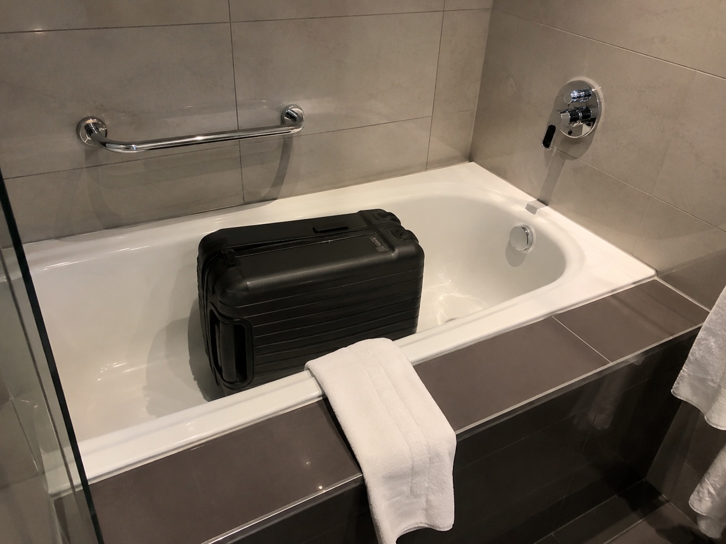 Dit is waarom je altijd eerst je koffer in de badkuip van het hotel moet zetten!