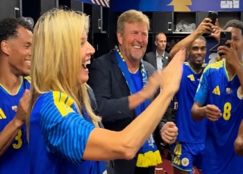 Prachtige beelden: koningspaar danst mee in kleedkamer van Curaçao na sensationele WK-stunt