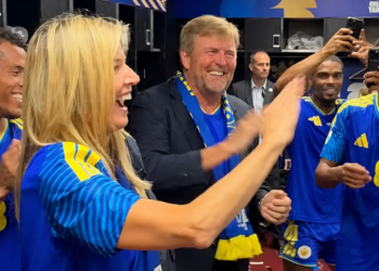 Prachtige beelden: koningspaar danst mee in kleedkamer van Curaçao na sensationele WK-stunt