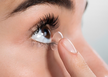 Oogarts waarschuwt voor contactlenzen: dit moet je doen om ernstige schade aan je ogen te voorkomen