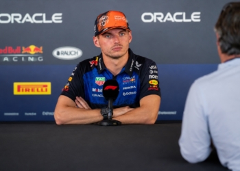 Mega-transferbom in paddock: ‘Max Verstappen voert geheime gesprekken met McLaren’