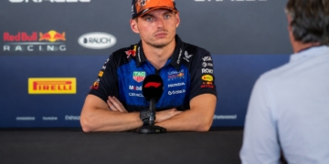 Mega-transferbom in paddock: ‘Max Verstappen voert geheime gesprekken met McLaren’