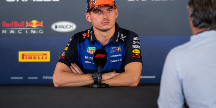 Mega-transferbom in paddock: ‘Max Verstappen voert geheime gesprekken met McLaren’