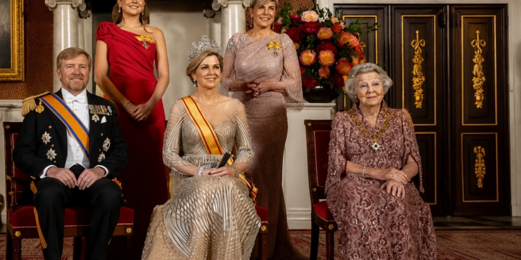 Máxima schittert met peperdure diamant, maar iedereen kijkt naar iets anders