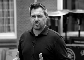 Sjoerd Mossou (48) met spoed terug naar Nederland