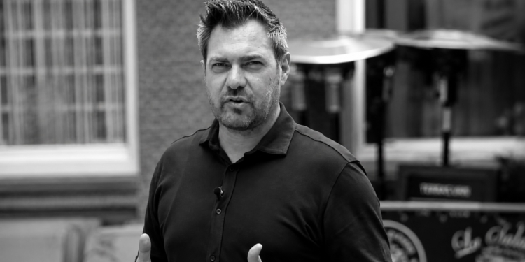 Sjoerd Mossou (48) met spoed terug naar Nederland