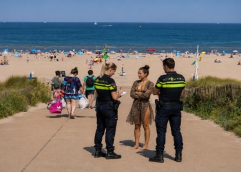 Vreselijk incident op strand van Monster: vrouw alarmeert in paniek de politie