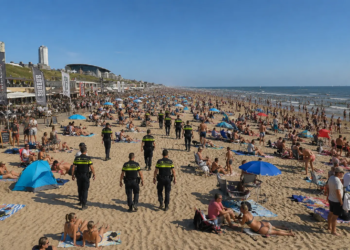 Schokkende beelden in Scheveningen: reljongeren rennen als bange hazen weg voor de politie