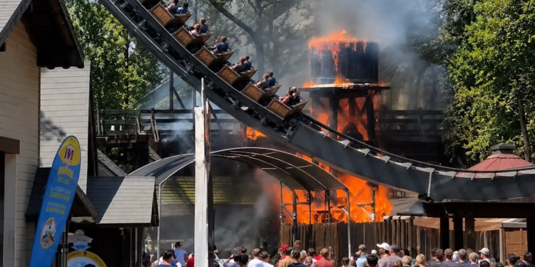 Schokkend moment: achtbaan staat in brand, treintje rijdt erlangs