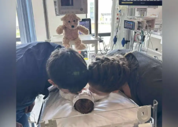 Tragisch nieuws: vijf dagen oude baby sterft in armen van tiener moeder. Verloskundigen waarschuwen hiervoor