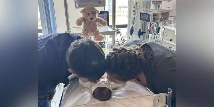 Tragisch nieuws: vijf dagen oude baby sterft in armen van tiener moeder. Verloskundigen waarschuwen hiervoor
