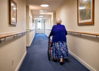Vrouw (80) in portiek verkracht, iedereen in shock als blijkt wie achter de laffe daad zit