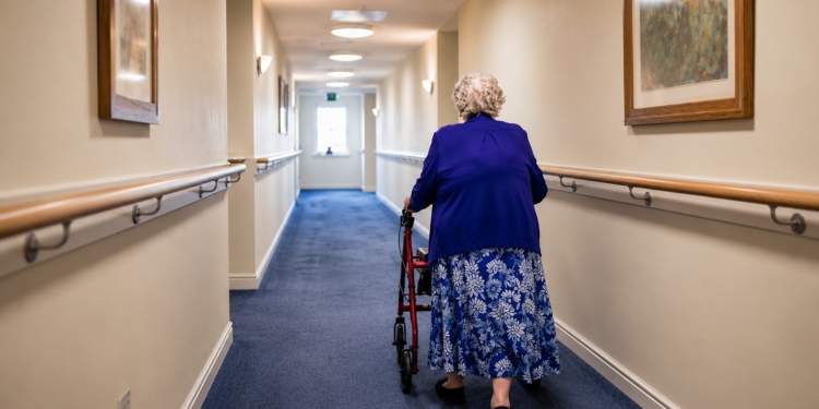 Vrouw (80) in portiek verkracht, iedereen in shock als blijkt wie achter de laffe daad zit