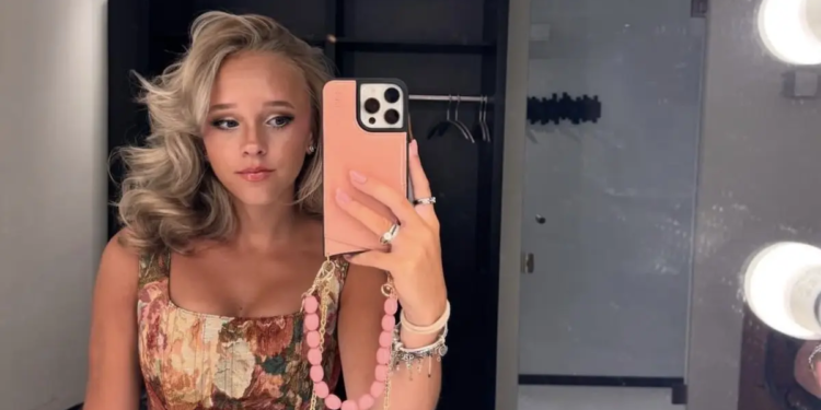 ‘Emma Kok (18) doet voor het eerst boekje open over Ali B’