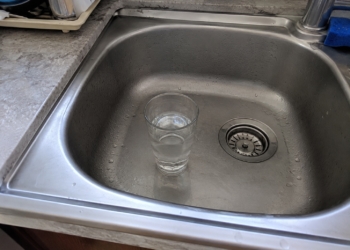 Ze zet altijd een glas water in haar gootsteen als ze op vakantie gaat. De reden? Ik ga dit ook doen