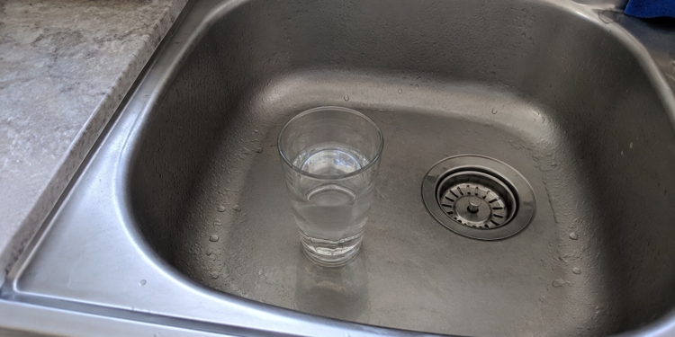 Ze zet altijd een glas water in haar gootsteen als ze op vakantie gaat. De reden? Ik ga dit ook doen