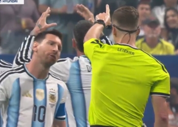 ZIEN: ‘Messi probeerde Spanje rode kaart aan te naaien’