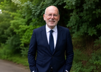 FOTO: Frans Timmermans duikt op en hij ziet er totaal onherkenbaar uit