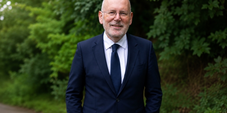 FOTO: Frans Timmermans duikt op en hij ziet er totaal onherkenbaar uit