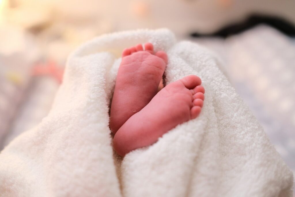 Geweldig babynieuws voor deze bekende Nederlander (27) – de foto’s zijn enorm schattig