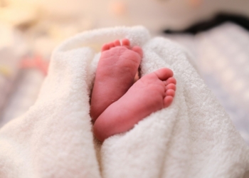 Geweldig babynieuws voor deze bekende Nederlander (76): ‘Ik krijg er nog eentje’