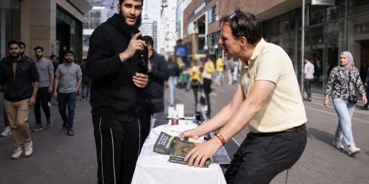 Islamitische man heeft een keiharde boodschap voor Nederlanders: ‘Stop hier direct mee!’