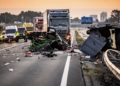 Touringcar vol scholieren overkop na verschrikkelijke botsing met bestelwagen
