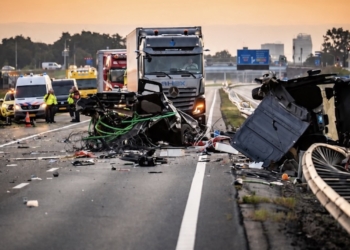 Touringcar vol scholieren overkop na verschrikkelijke botsing met bestelwagen